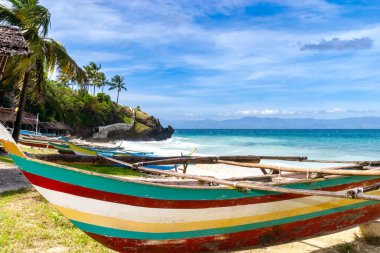 Cebu Filipinleri 'nde mavi gökyüzünün altında renkli tekneler.