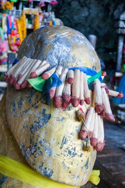 Tütsü çubukları ve renkli kurdelelerle kaplı altın heykel, Tayland, Yengeç