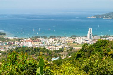 Tayland, Phuket 'ten sahil şehrine bakıyor.