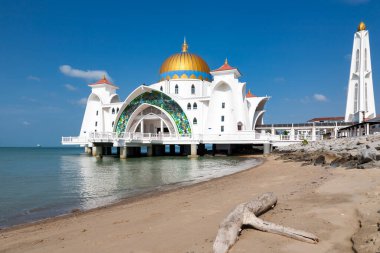 Melaka Boğazı Camii Malezya 'da Deniz Üzerindeki Stilts üzerine inşa edildi