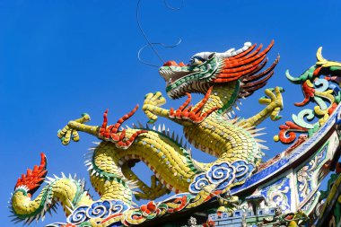 Mavi gökyüzüne karşı ejderhanın renkli heykeli, Penang, Malezya