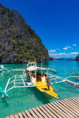 Coron Palawan Filipinleri 12 Nisan 2018 Geleneksel sürgülü tekneler CYC plajı yakınlarındaki mangrovlara demirledi.