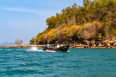 Asya, Tayland, Krabi. Uzun kuyruklu tekne..