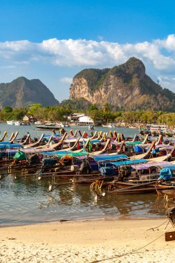 Asya, Tayland, Krabi. Uzun kuyruklu tekne..