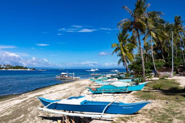 Asya, Filipinler, Cebu, Camotes Adaları, Tulang Diot 'un karşısındaki sahilde tekneler