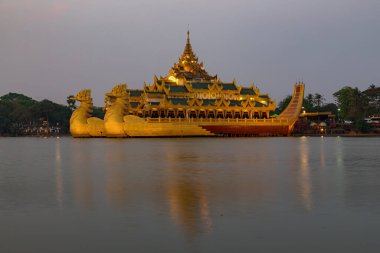 Asya, Myanmar, Yangon, Kandawgyi Gölü, Karaweik Sarayı