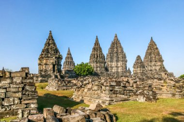 Antik taş Prambanan tapınağı Endonezya 'daki açık mavi gökyüzünün altında duruyor. 