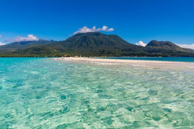 Turkuaz deniz ve yemyeşil dağlar, Camiguin, Filipinler ile tropik adanın manzarası 