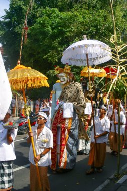 Asya, Endonezya, Bali, Hindistan 'daki Galungan festivalini kutlamak için caddelerde geçit töreni