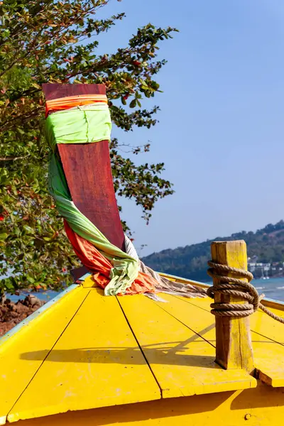 Phuket Tayland 'da yeşillikli renkli tekne yayı