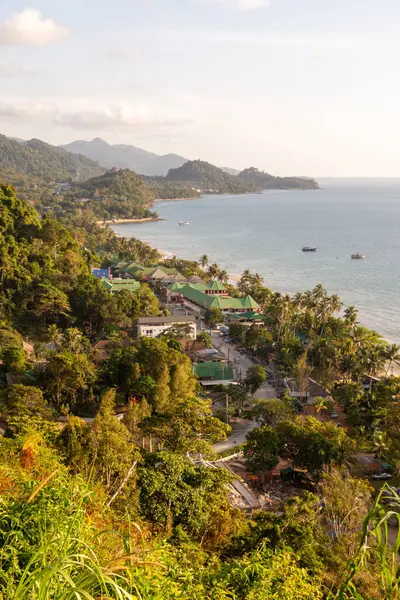 Güneşli öğleden sonra, tropikal kıyı şeridine bakan yemyeşil tepeler Koh Chang, Tayland