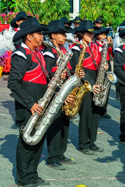 Ayutthaya, Tayland - 1 Mart 2018: Asyalı müzisyenler sokak festivalinde sahne alıyorlar.