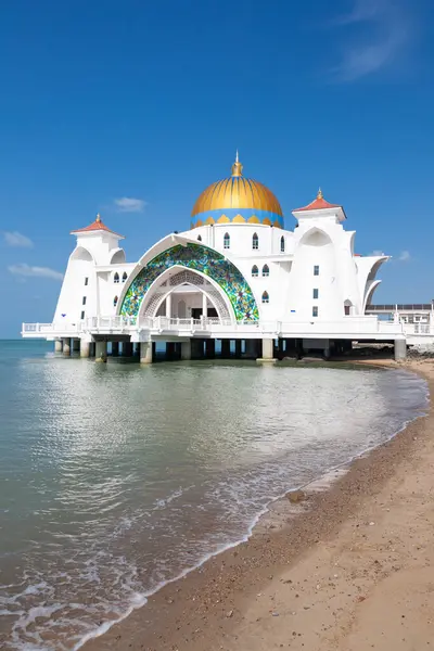 Modern Melaka Boğazı Camii Suyun Üzerinde Ayaklıklar Üzerine İnşa Edildi