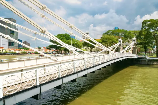 Singapur 'da nehir üzerindeki köprü manzarası