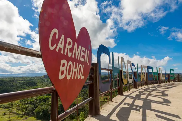 Renkli işaret, Carmen Bohol yeşil manzaraya bakıyor.