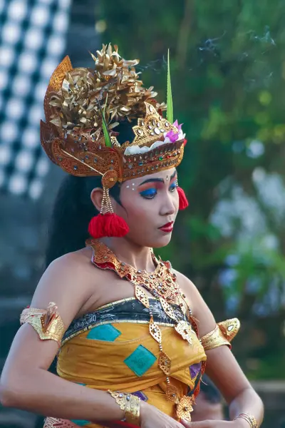 Endonezya, Bali, güzel kadın dansçı. Yakın çekim. 