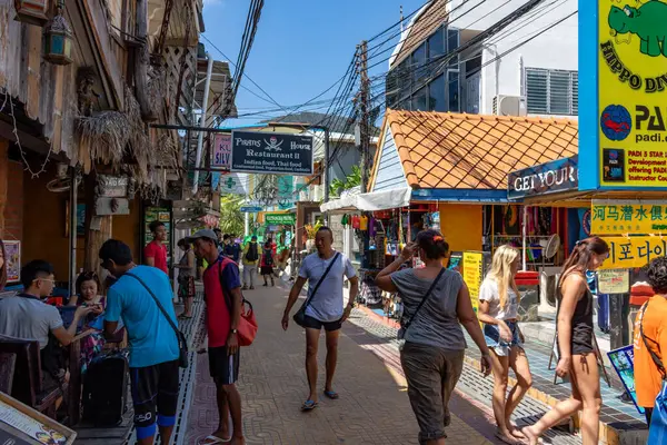 Kalabalık Yürüyen Sokak Tayland adasındaki Dükkan ve Restoranlarla Sıralanmış