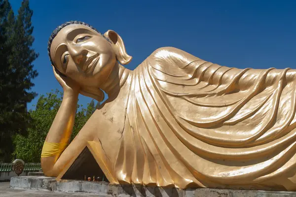 Wat Sri Sunthon 'da uzanan Buda heykeli, nam-ı diğer Wat Lipon, Phuket, Tayland
