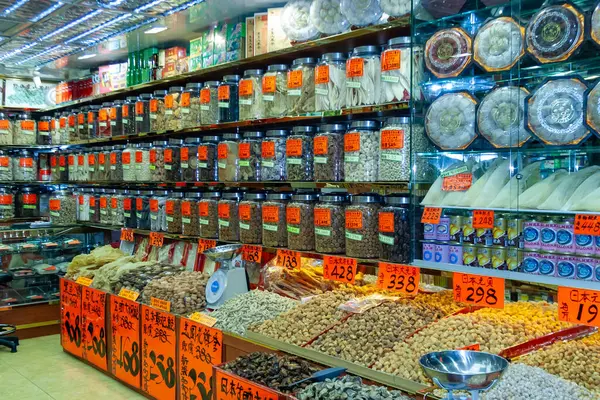 Geleneksel bir Çin bitkisel dükkanının içi. Rafları ve kurutulmuş ürünlerle dolu..