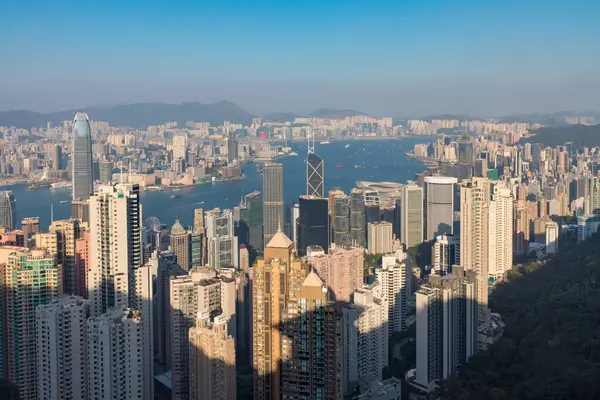 Victoria Tepesi 'nden şehrin ve Hong Kong limanının havadan görüntüsü.