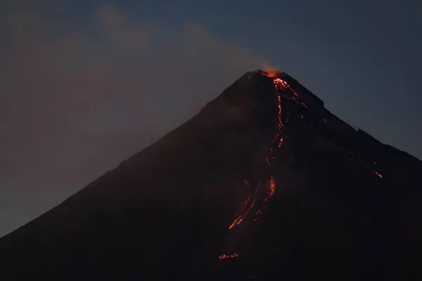 Mayon Albayı Filipinler 'in manzarası. 07 Mart 2018. Mayon Volkanı. Gece 2018' deki patlama sırasında. 