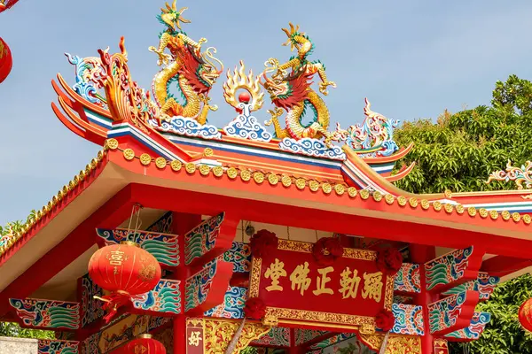 Phuket Tayland 'da gündüz vakti renkli tapınak girişi