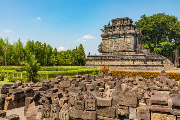 Candi Mendut, Endonezya 'nın merkezindeki 9. yüzyıl Budist tapınağı.. 