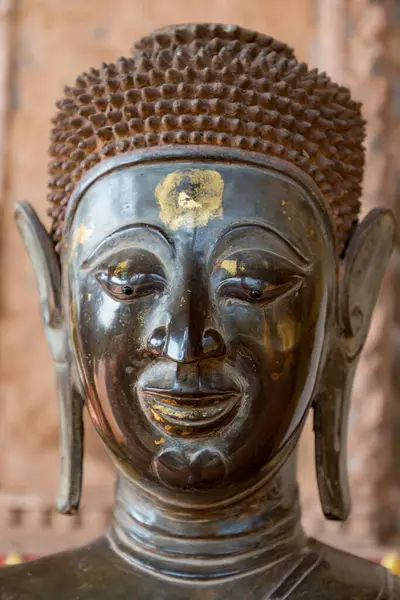 Vientiane 'deki Hor Phra Keo Tapınağı' ndaki antik Buda heykeli (Haw Phra Kaew olarak da bilinir), Laos. 