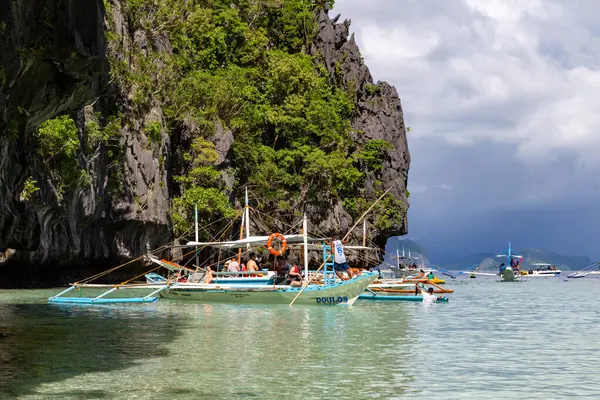 Filipinli Tekneler Temiz Ada Sahilinde Dinleniyor, Palawan, Filipinler