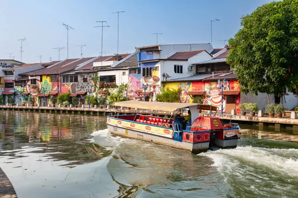 Malezya 'da Melaka nehrinde yüzen renkli tekneler