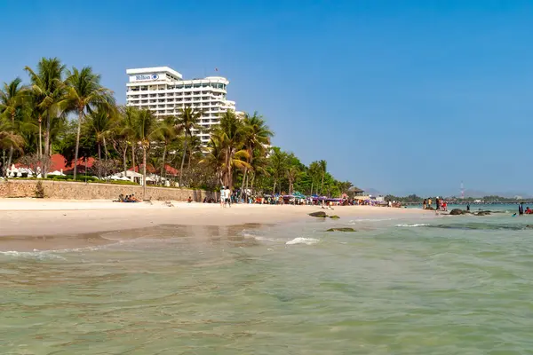 Palmiye ağaçlarının yer aldığı tropik sahil kıyısı uzak tatil beldesi binaları, Tayland, Yengeç