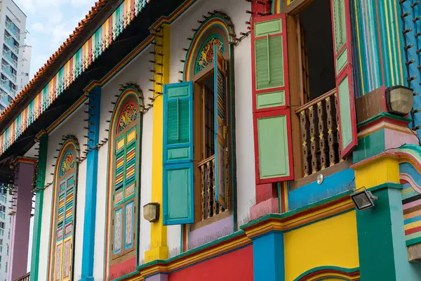 Açık ahşap pencere ve kemerlerin bulunduğu renkli koloni binası, Küçük Hindistan, Singapur