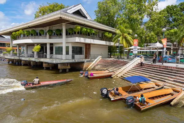 Brunei Darussalam, Bandar Seri Begawan, Brunei nehrinde su taksileri,