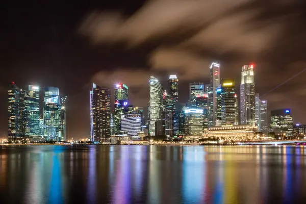 Singapur 'un gökyüzü geceleri suyu yansıtıyor