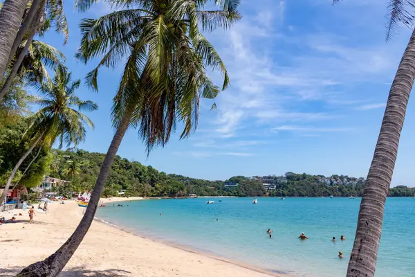 Ao Yon Sahili, Phuket, Tayland 'da Cape Panwa' da gözlerden uzak bir sahil..
