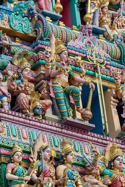 Açık havada dikilen mitolojik tanrıları tasvir eden renkli, karmaşık Hindu tapınağı oymaları, Küçük Hindistan, Singapur