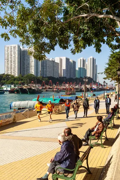 Aberdeen Limanı boyunca yürüyen insanlar, Hong Kong şehri.