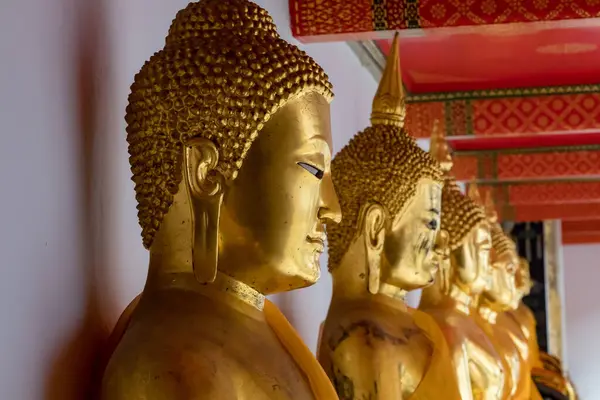 Bangkok, Tayland - 03 Mart 2018: Wat Pho 'da bir sıra altın koltuklu Buda, uzanan dev Buda imajının yuvası.