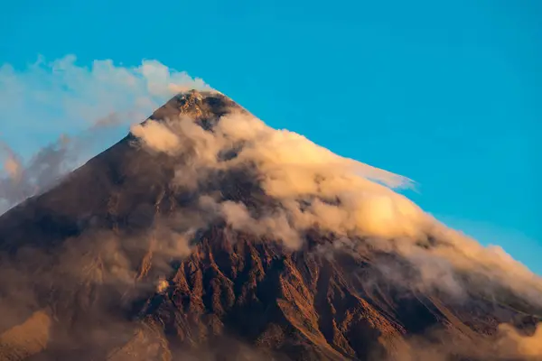 Mayon Yanardağı, Filipinler 'de son derece aktif bir stratovolcano.. 