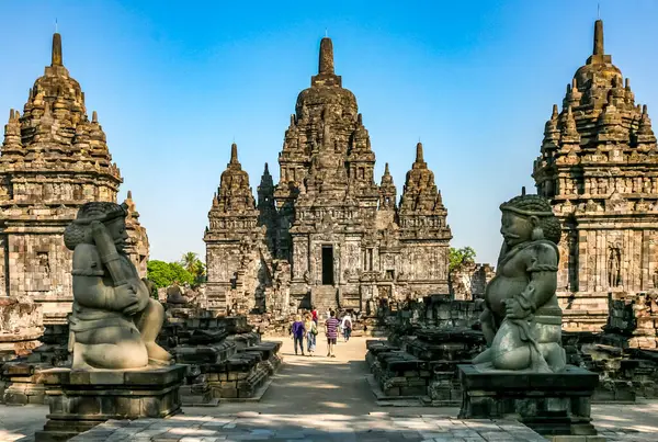 Yogyakarta, Endonezya 'daki Prambanan Tapınağı Kompleksi' ni ziyaret eden insanlar