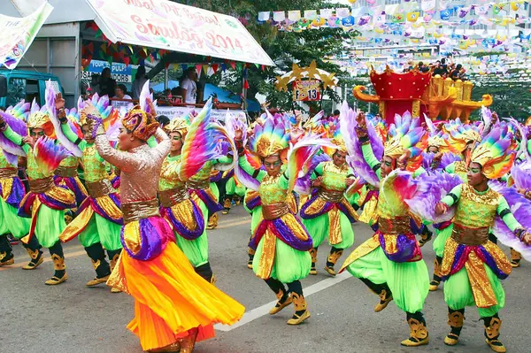 Filipin Festivali Geçidi 'nde Canlı Kostümlü Dansçılar Grubu