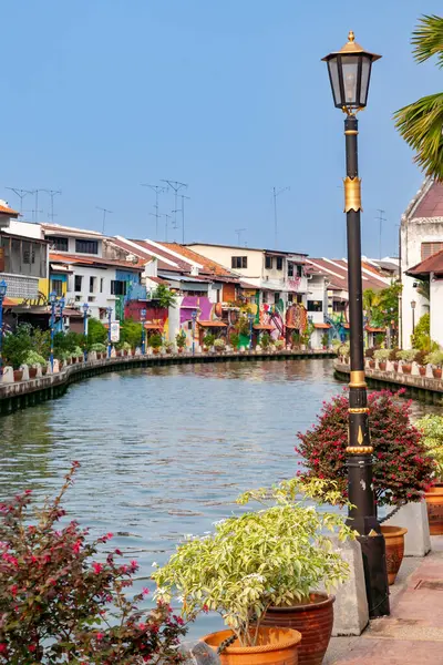 Sokak lambasıyla Melaka nehri boyunca renkli binalar