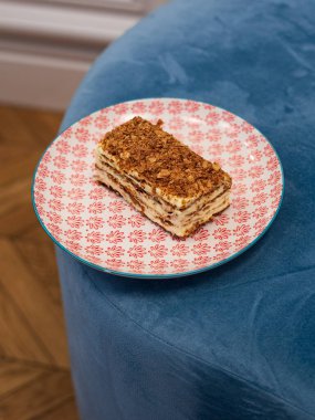 Mavi kanepede duran çocuk oyuncağı.