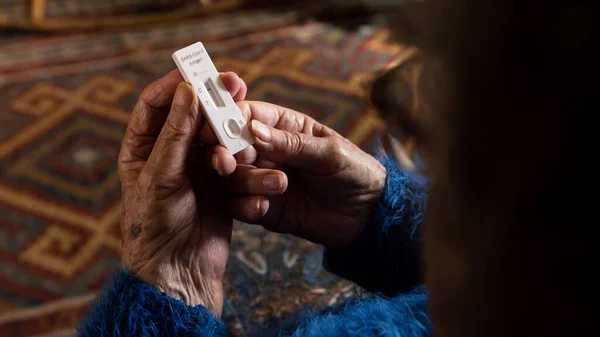Kaukasisk Mormor Gör Ett Snabbtest För Covid19 Virus Med Negativt — Stockfoto