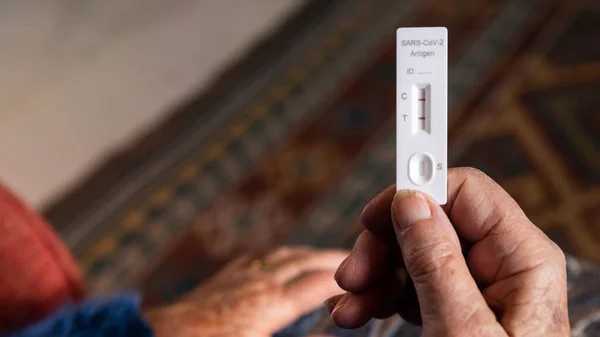 白人のおばあちゃんは Covid19ウイルスの迅速な家庭用テストデバイスを肯定的な結果で作ります 新しいOmicronバリアントウイルスのPcr式試験の抗原カセットを使用した祖母 — ストック写真