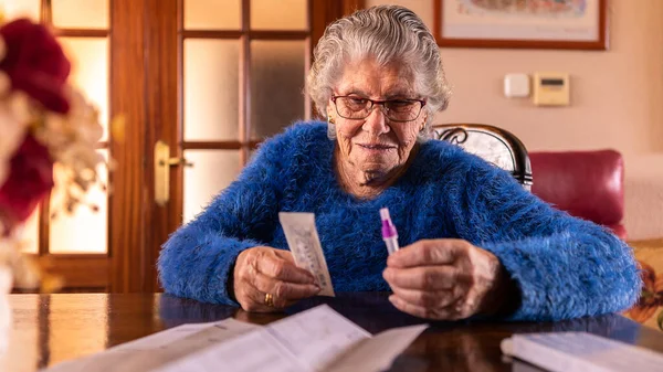 Una Anciana Desempacando Kit Pruebas Coronavirus Casa Abuela Caucásica Usando —  Fotos de Stock