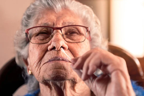 Retrato Una Anciana Que Hace Autolavado Pruebas Caseras Para Covid19 —  Fotos de Stock