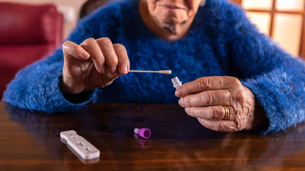 Mujer Anciana Caucásica Sosteniendo Hisopo Algodón Para Nariz Para Recoger —  Fotos de Stock