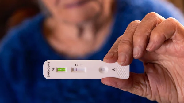 白人のおばあちゃんは Covid19ウイルスの迅速な家庭用テストデバイスを作ります 新しいOmicronバリアントウイルスのPcr式試験の抗原カセットを使用した祖母 — ストック写真
