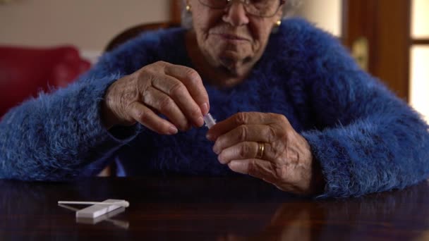 Starsza Kobieta Rasy Kaukaskiej Trzymająca Wacik Nos Celu Pobrania Ewentualnej — Wideo stockowe